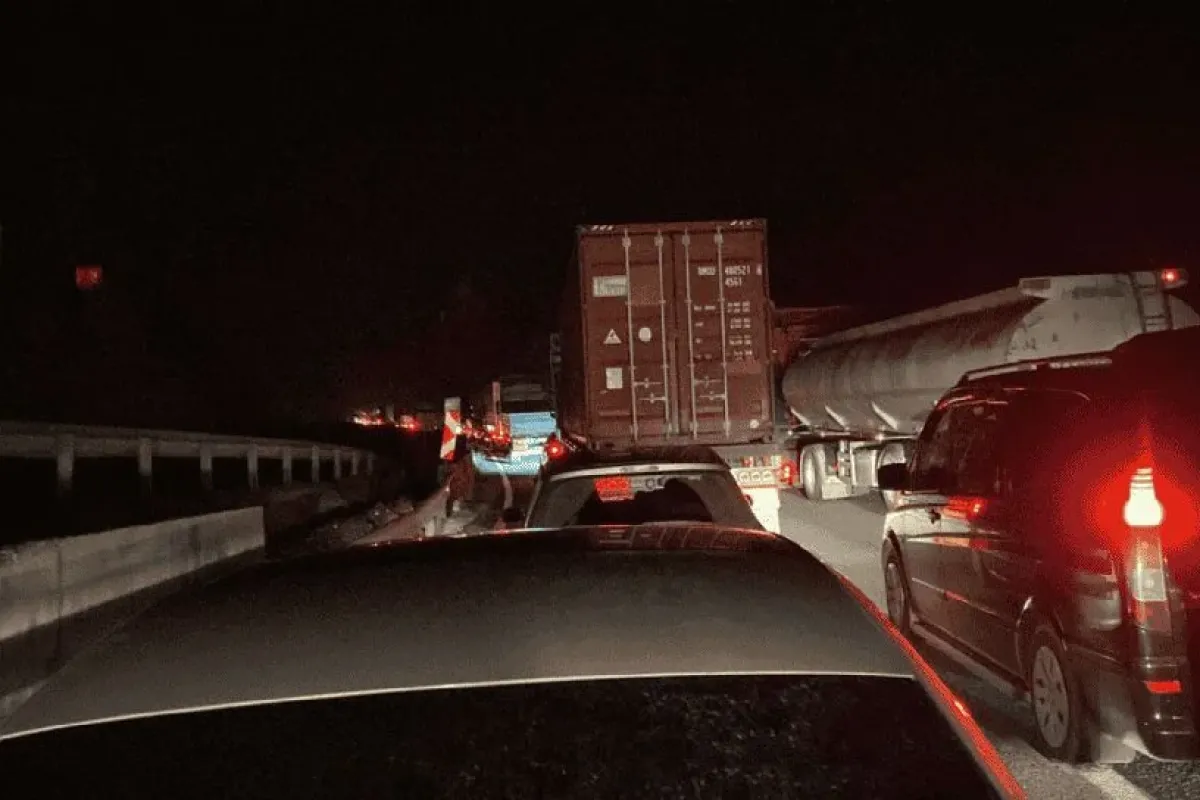 Trafik ekipleri yolu açamadı, itfaiye ile ambulans yolda mahsur kaldı