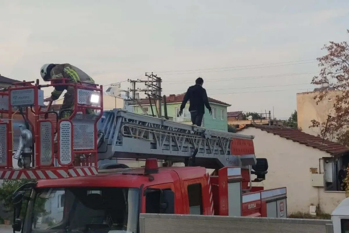 Yangında mahsur kalan aileyi itfaiye kurtardı
