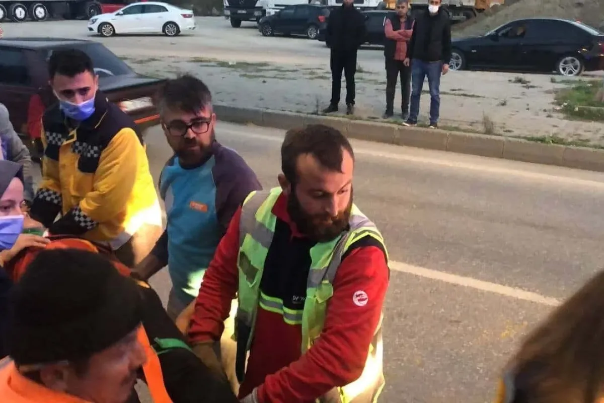 Gemlikte işçileri taşıyan panelvan minibüs kaza yaptı: 13 yaralı