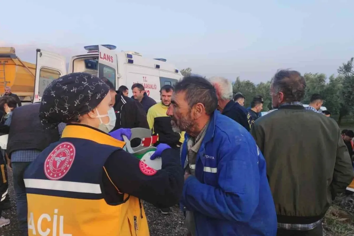 Önündeki kazadan dolayı yavaşlayan minibüse otomobil çarptı: 7 yaralı