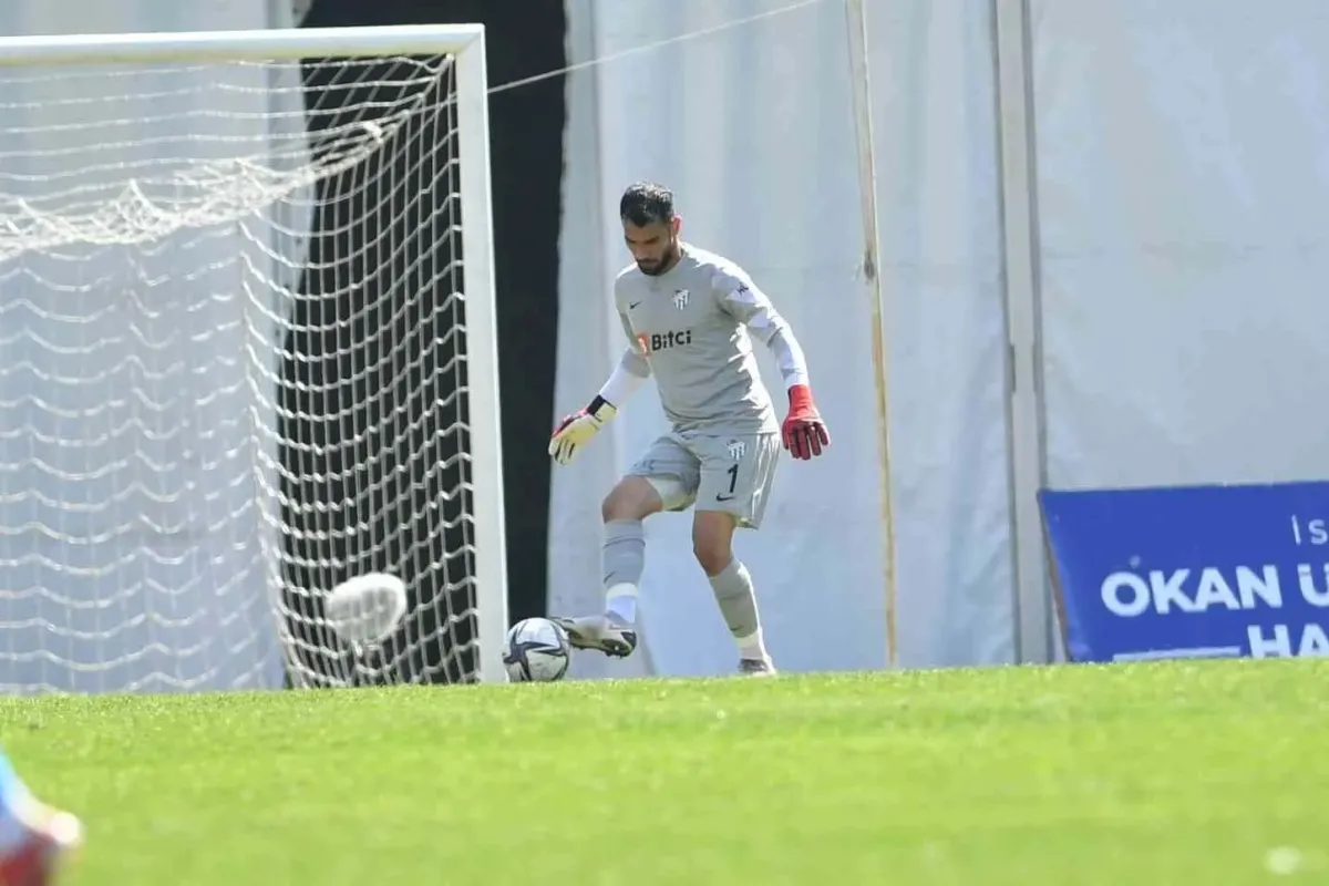 Bursaspor genç kalecisi Canberk Yurdakulun sözleşmesini 3 yıl uzattı