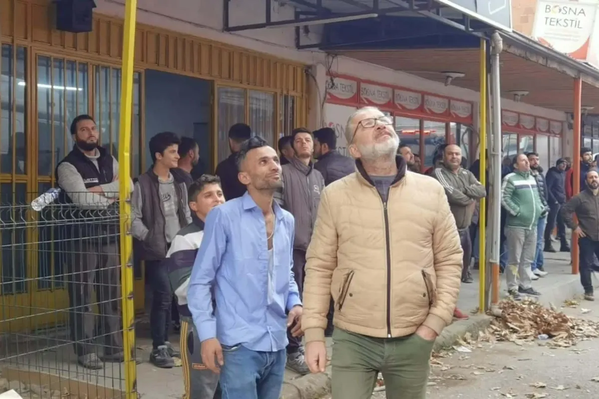 Alev alev yanan işyerini çaresiz gözlerle izlediler