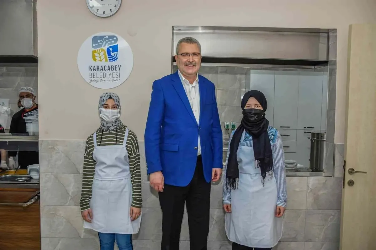 Aşevi, ihtiyaç sahiplerinin ve karantinadaki kişilerin hizmetinde