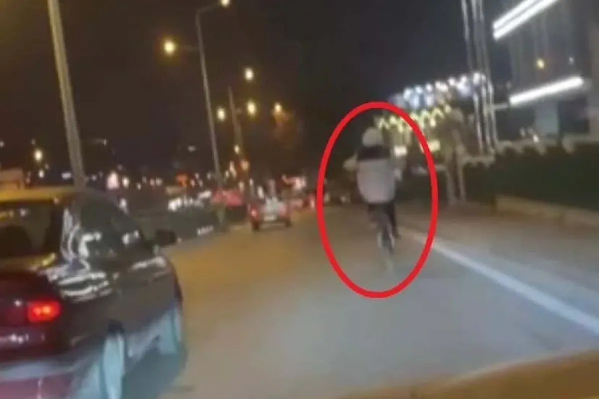 Bursada bisikletli gencin trafikteki tehlikeli yolculuğu kameralara yansıdı