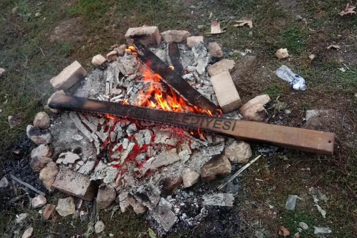 Vandallar parkı yakıp yıktı