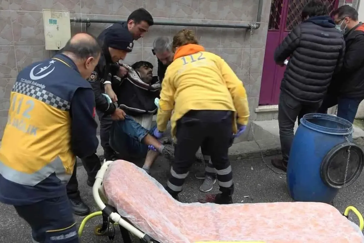 Bursada polise bıçakla saldıran şahıs, ayağından vurularak etkisiz hâle getirildi