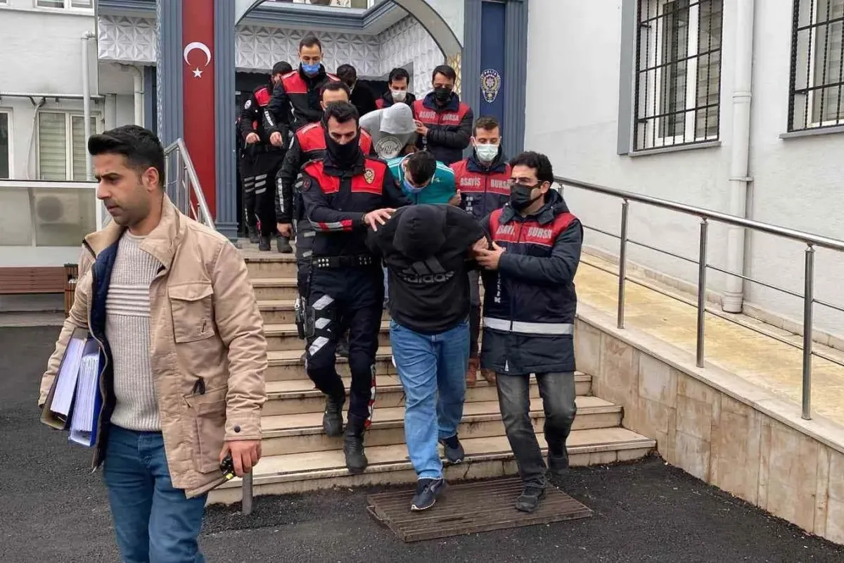 Bebek kamerasına yakalanan silahlı hırsızlık çetesi adliyeye sevk edildi