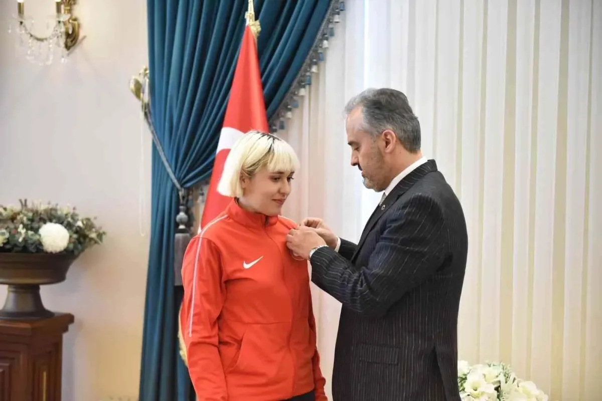 Ödüllü sporculardan Başkan Aktaşa ziyaret