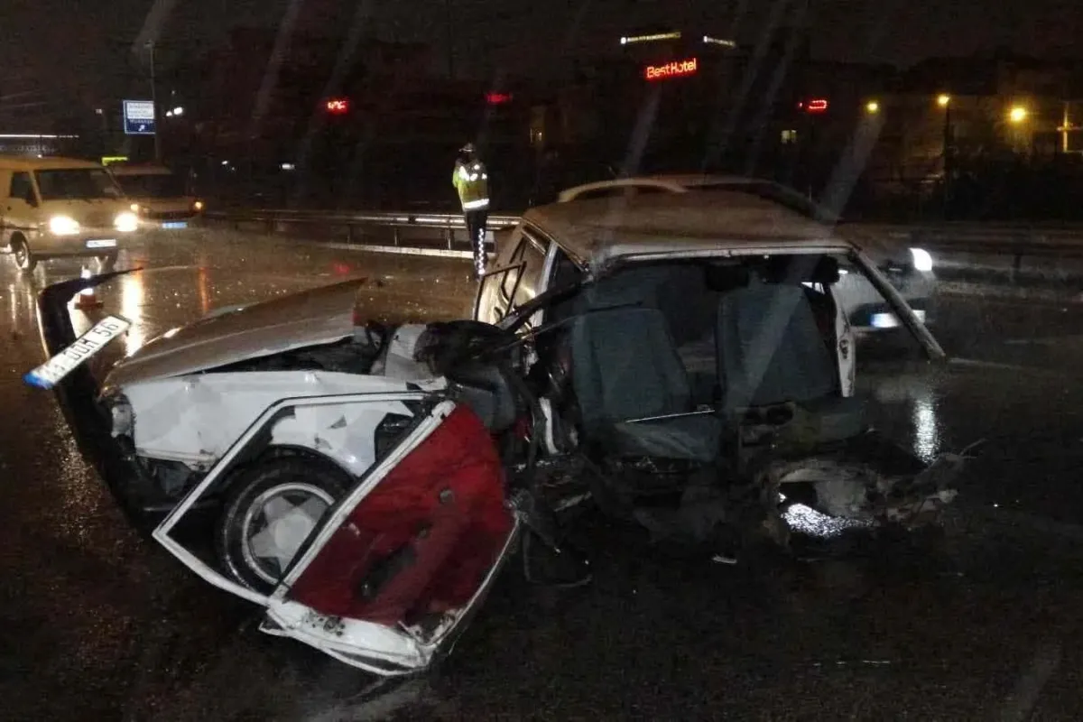 Bursada kamyonun çarptığı otomobil ikiye ayrıldı: 2 yaralı