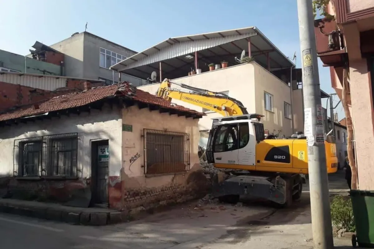 Tehlike arz eden metruk bina yıkıldı