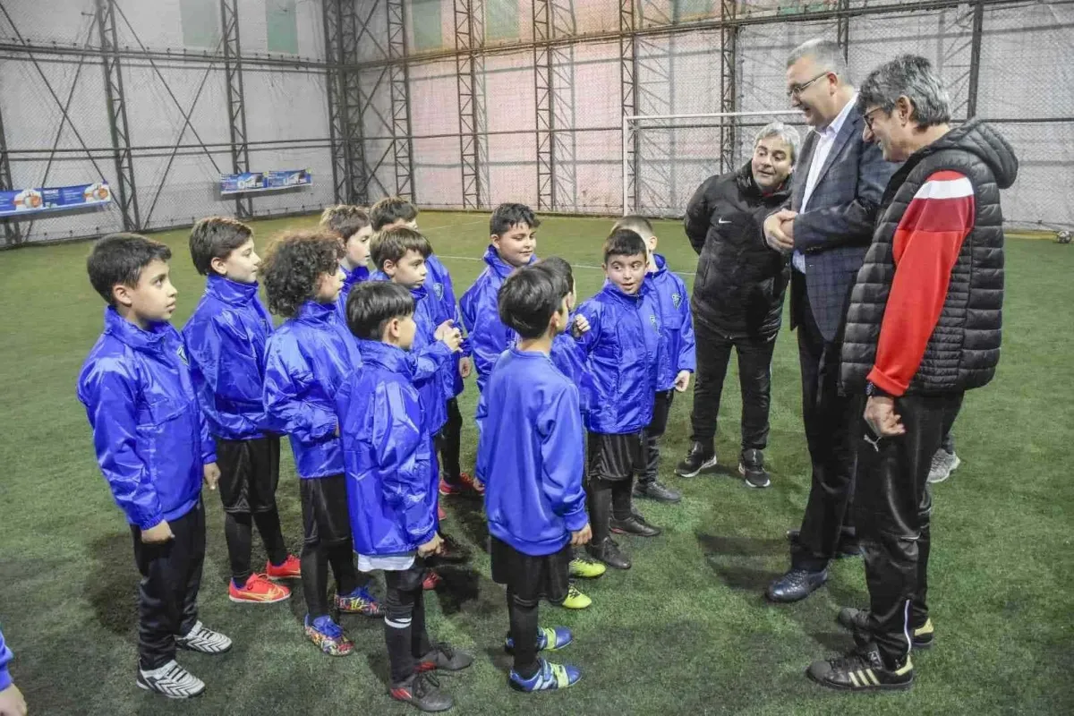 Başkan Özkandan altyapı sporcularına sürpriz ziyaret