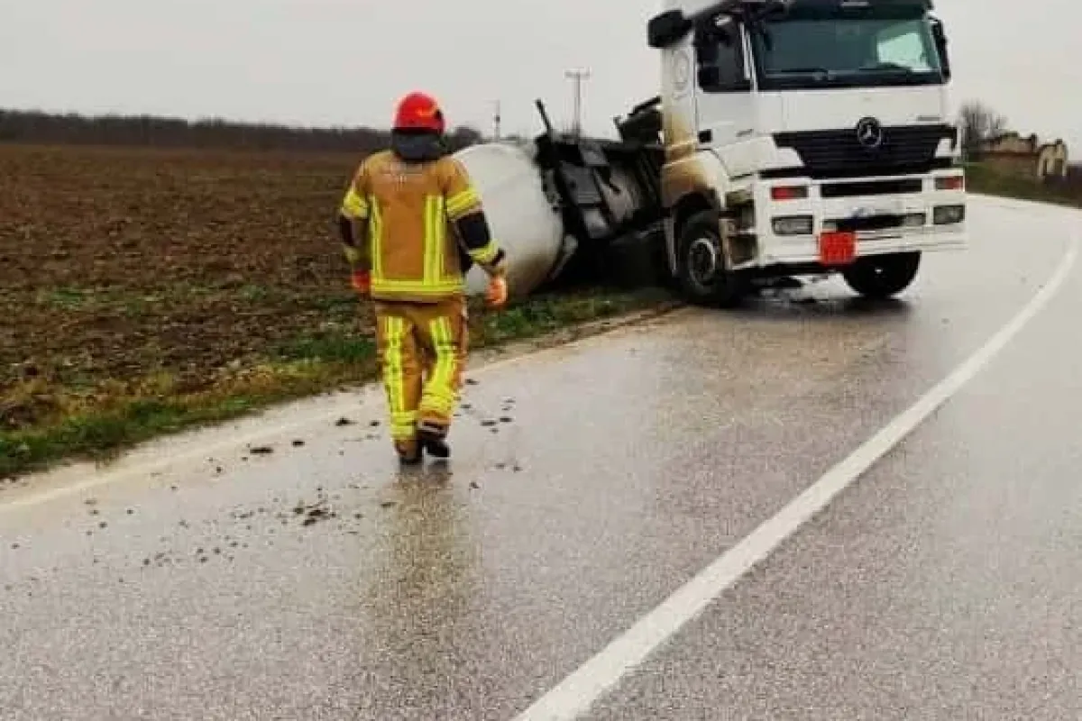 Yenişehirde kimyasal yüklü tanker devrildi