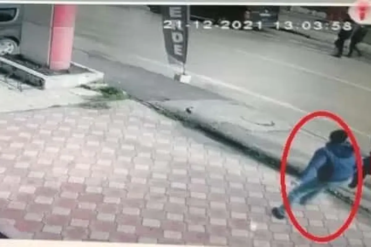 Güpegündüz yolda yürüyen kadının burnunu kırdı