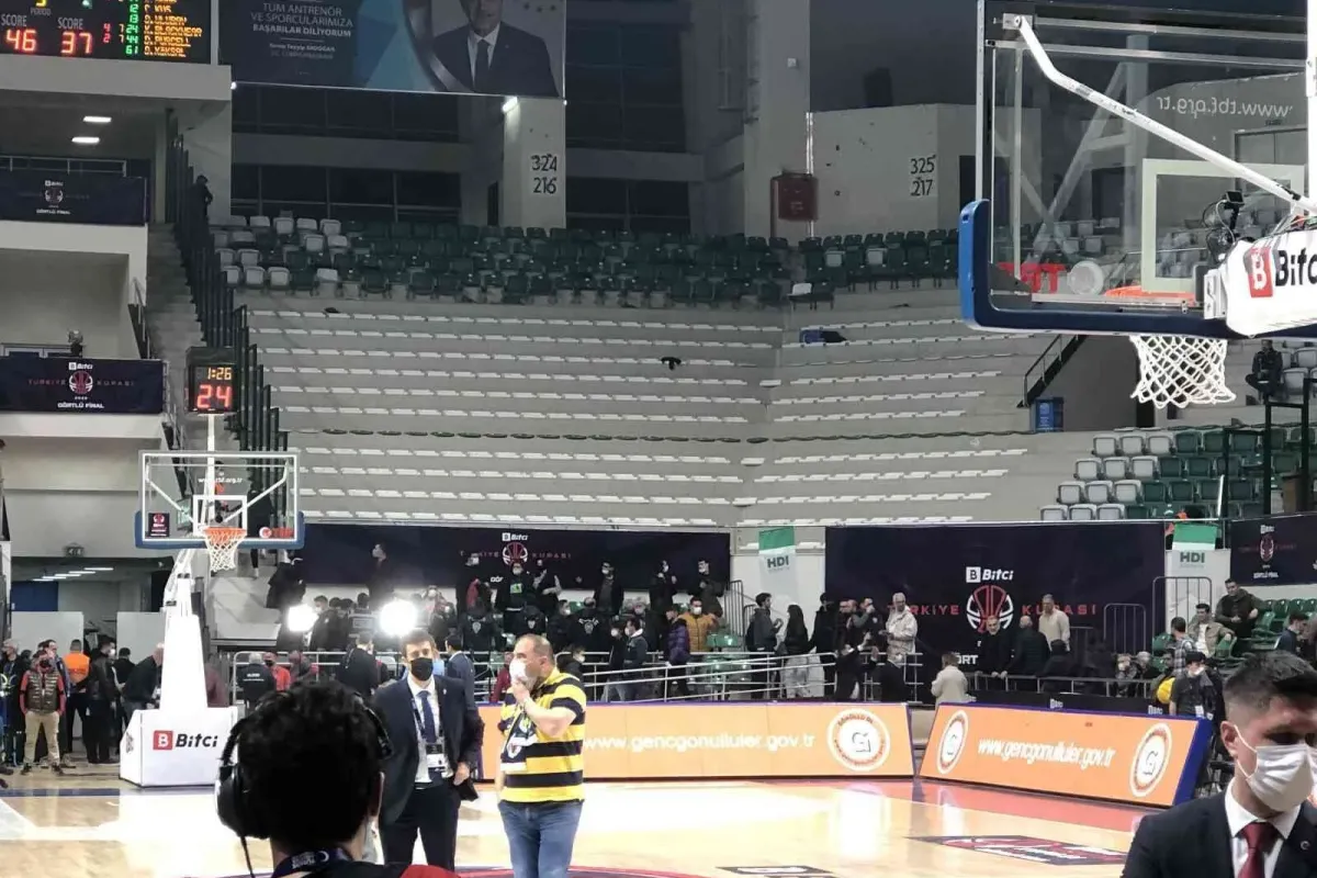 Fenerbahçe Beko - Galatasaray Nef derbisinde maç durdu
