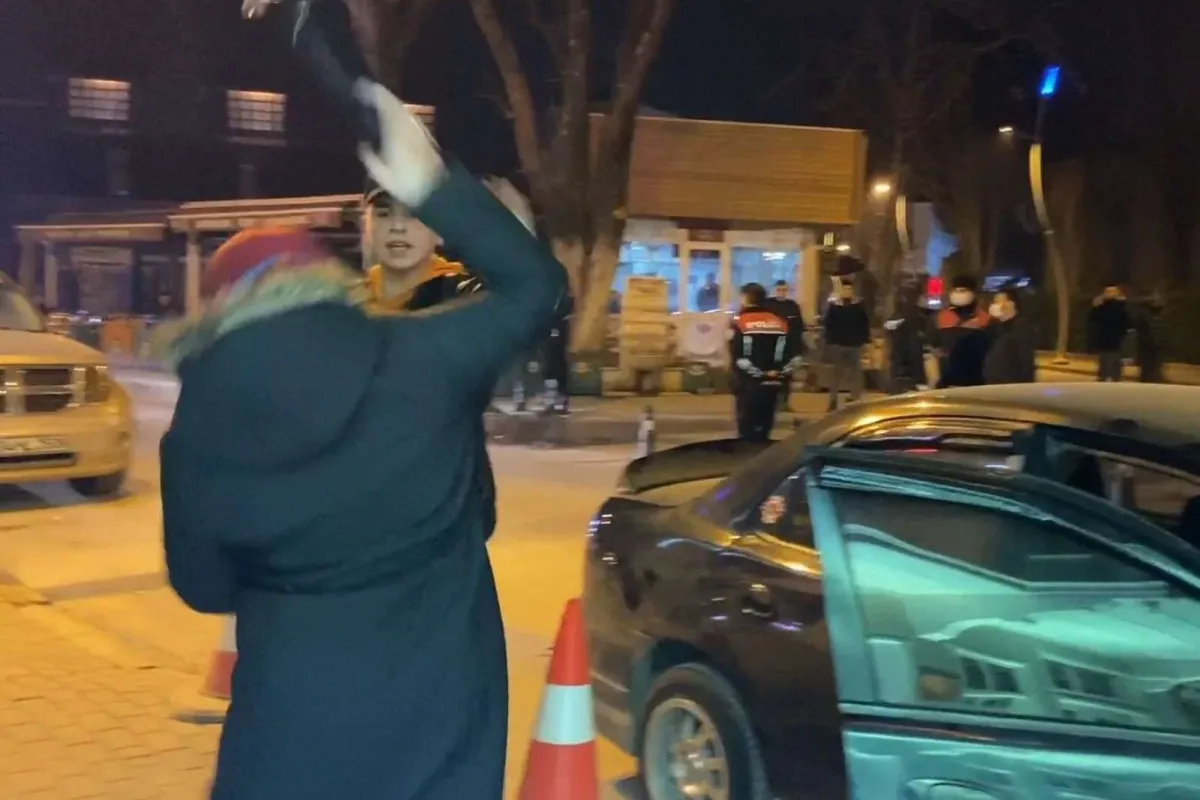 Öfkeli anne çakarlı lambayı oğlunun başında parçaladı
