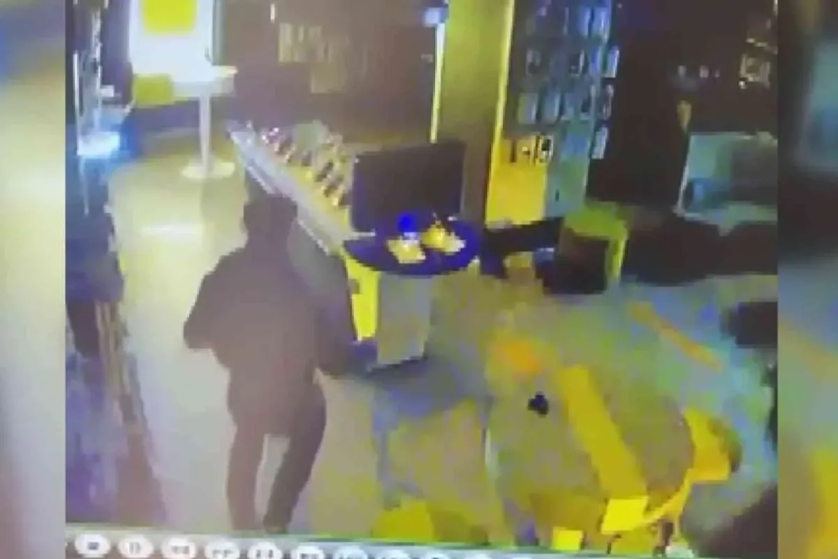 Taşla camını kırdığı telefon mağazasını 1 dakikada böyle soydu