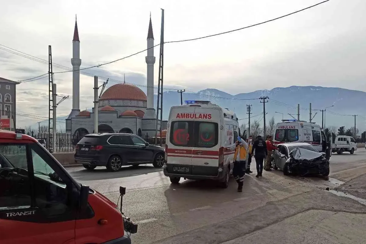 Direksiyon hakimiyetini kaybeden sürücü direğe vurarak durabildi