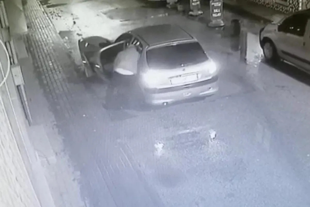 Otomobili ile sokak üzerindeki rögar kapaklarını çalan şüpheli böyle görüntülendi