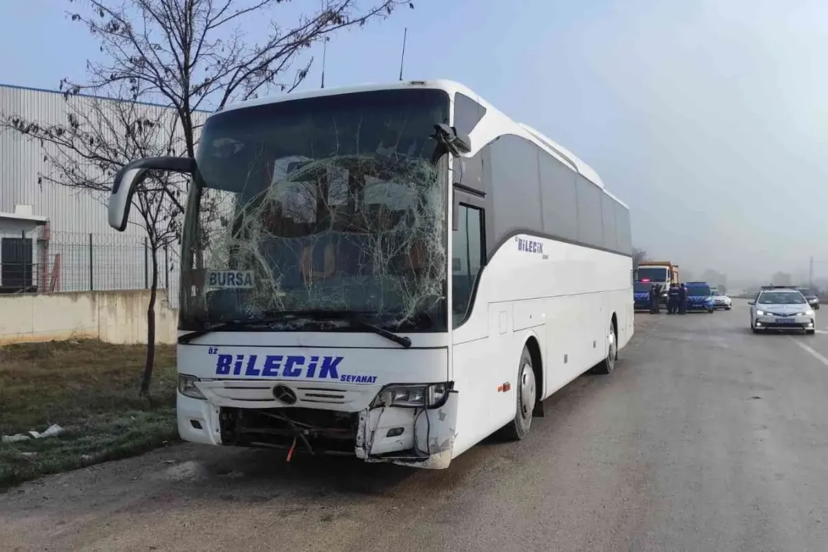 İşçi servisi sis sebebiyle kamyona çarptı