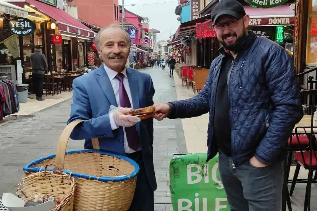 Takım elbiseyle simit satıp iyi para kazanıyor