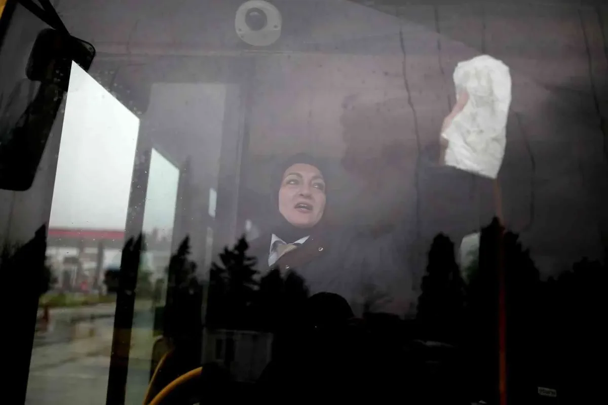 Kadın otobüs şoförü erkeklere taş çıkartıyor