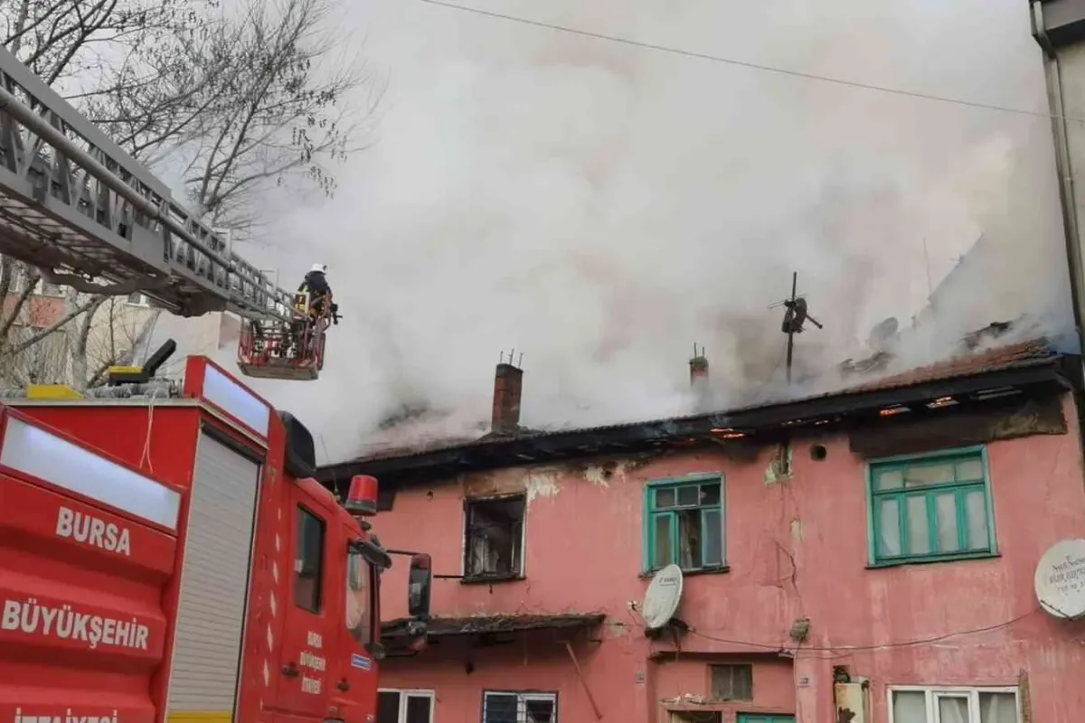 Ahşap evde çıkan yangın mahalle sakinlerini sokağa döktü