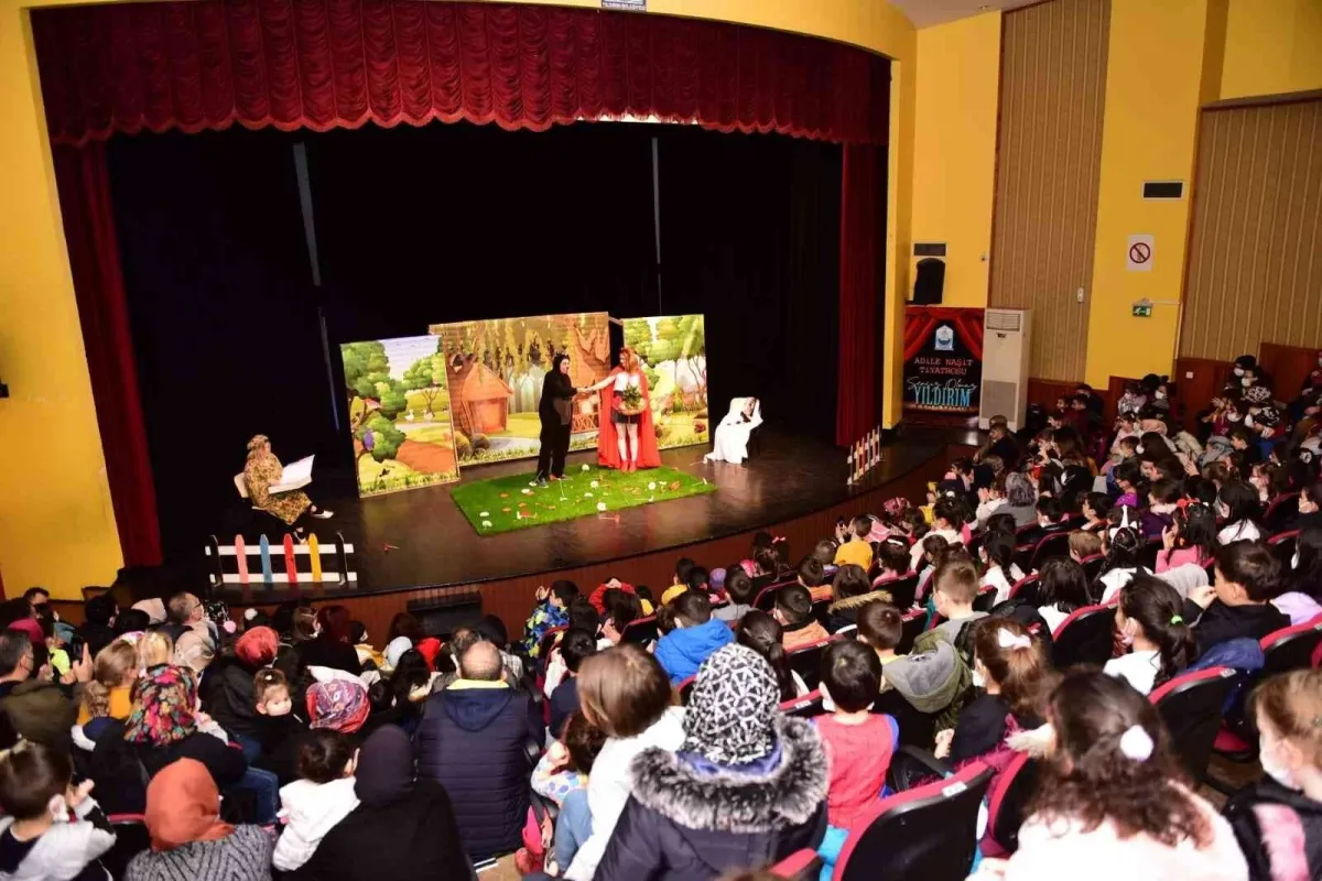 Yıldırımda yüzlerce çocuk tiyatroyla buluştu