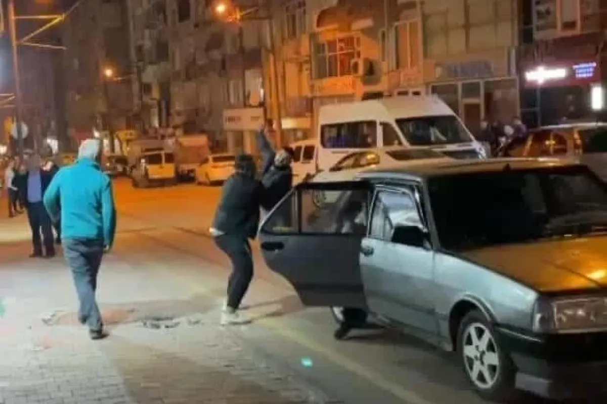 Cadde ortasında bıçaklı kavga...