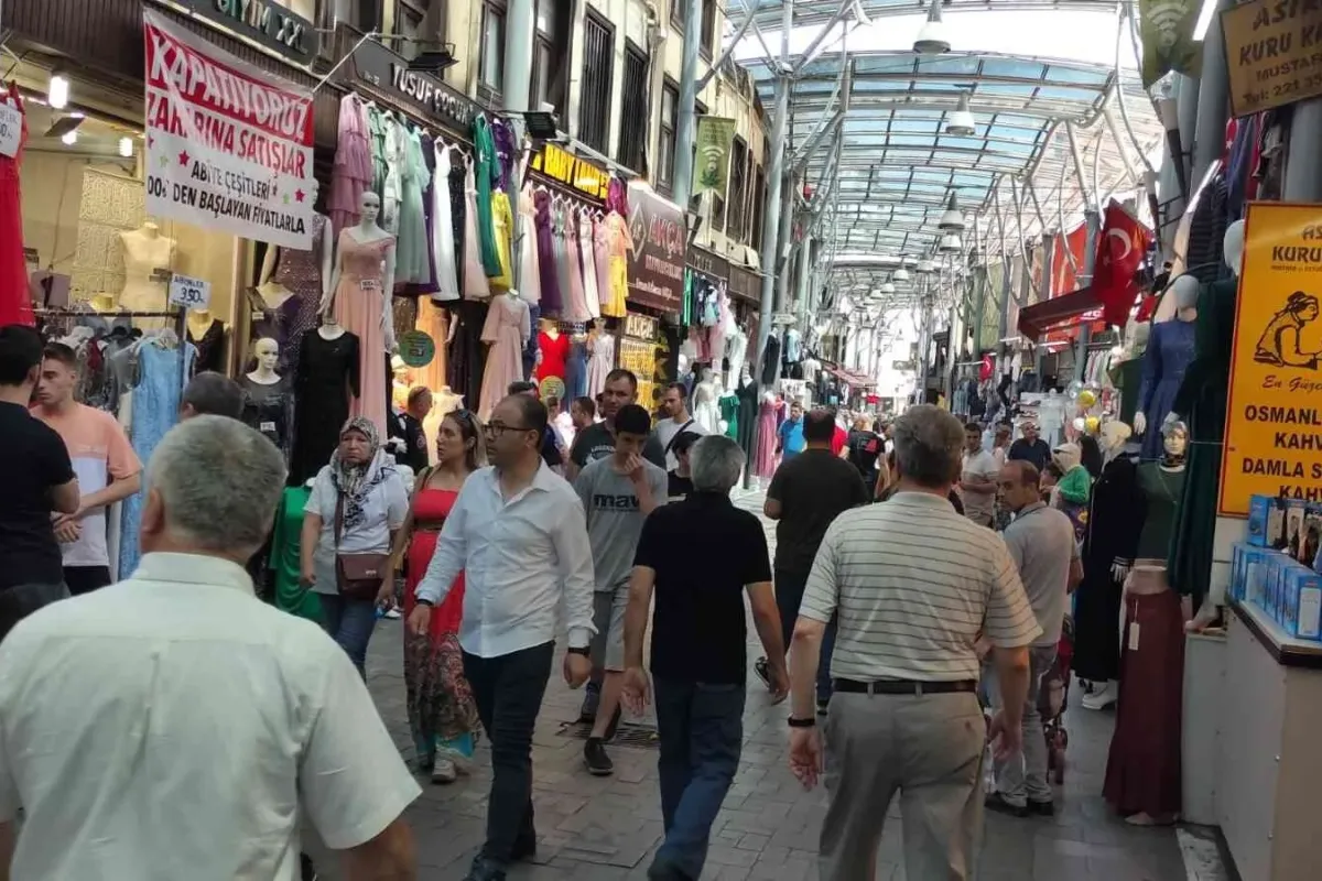 Tarihi çarşıda esnaf bir birine girdi, ortalık savaş alanına döndü
