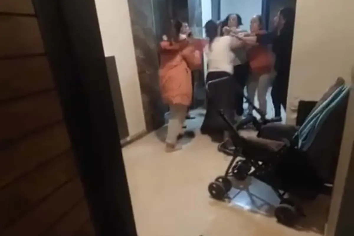 Komşuların çöp atma kavgası kamerada