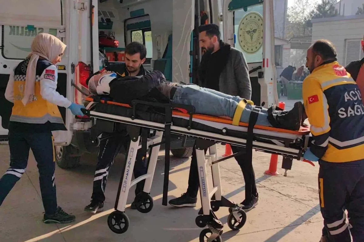 Minibüs otomobile çarptı; 1 yaralı