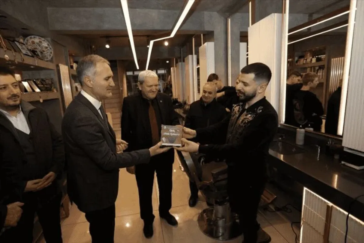 İnegöl Belediyesi Tüm Berberlere Atık Jilet Kutusu Dağıtıyor