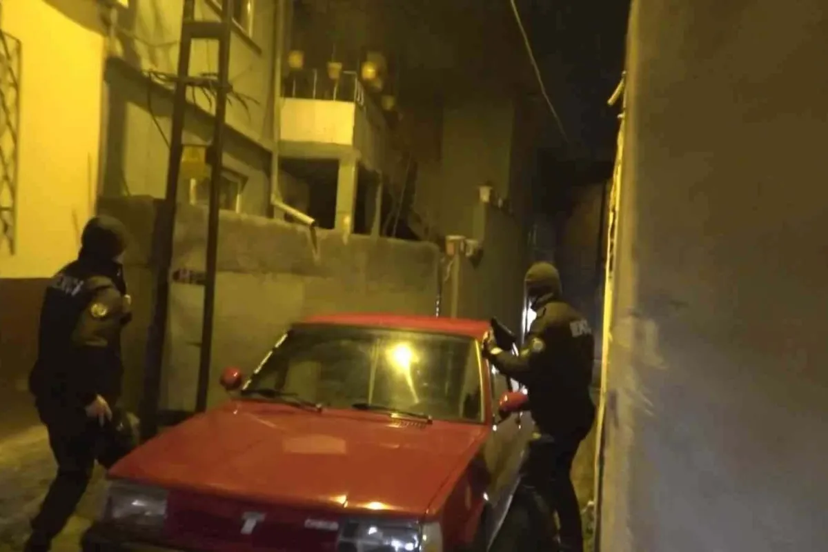 Babasının otomobiliyle kaçarken kaza yaptı, ehliyetsiz yakalandı