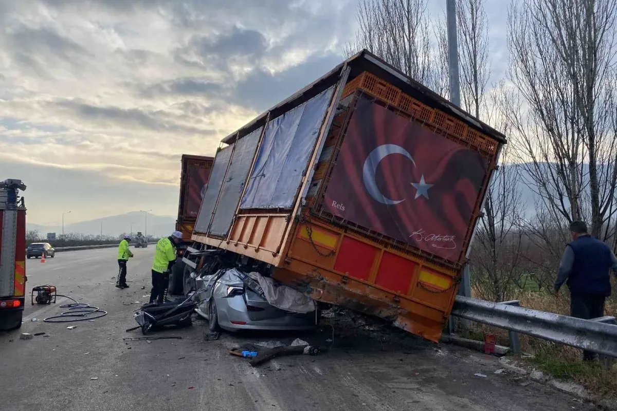 TIRa çarpan otomobil, dorsenin altına girdi : 1 ölü
