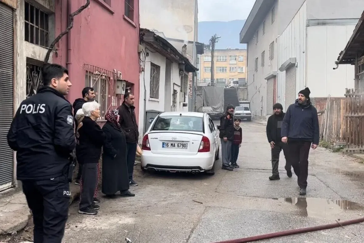 Bursada 3 katlı apartmanın altında bulunan kereste deposu alev alev yandı