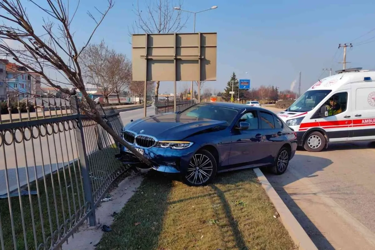 Fenalaşan sürücü ağaca çarptı