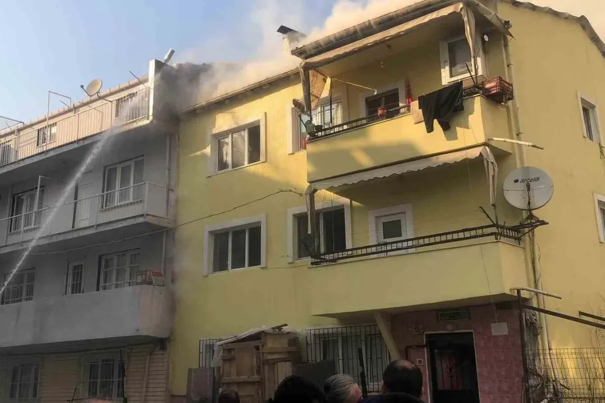 3 katlı binada yangın paniği