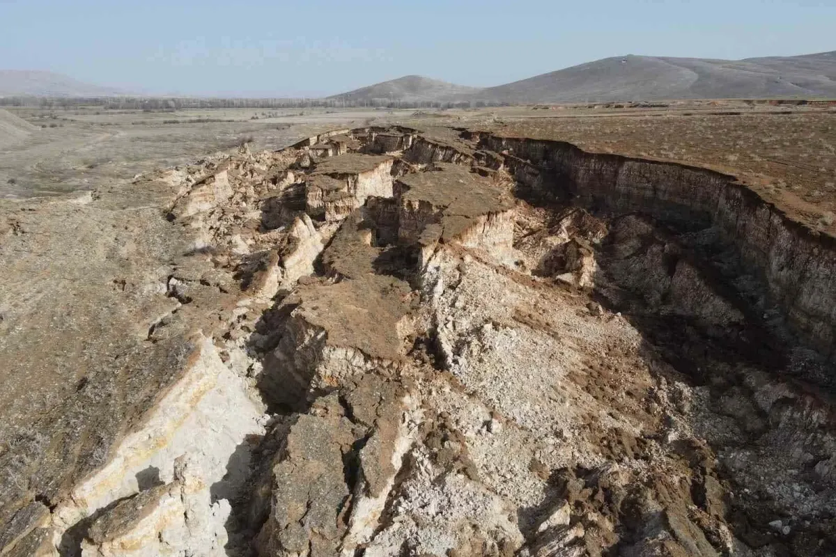 Fay hattının başlangıcındaki arazide oluşan devasa yarıklar dronla görüntülendi