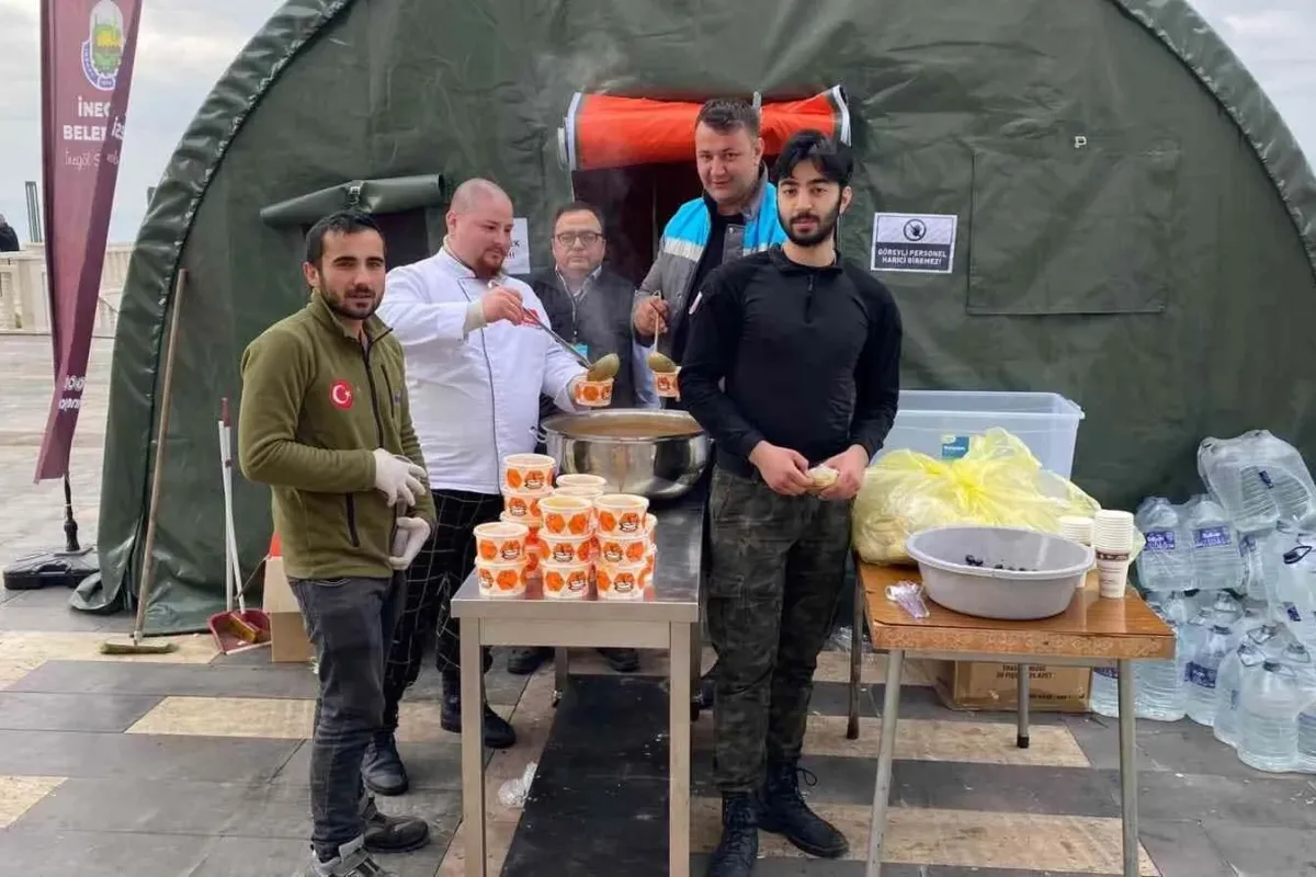 Gasto İnegöl şefleri günlük 11 bin kişiye sıcak yemek çıkarıyor