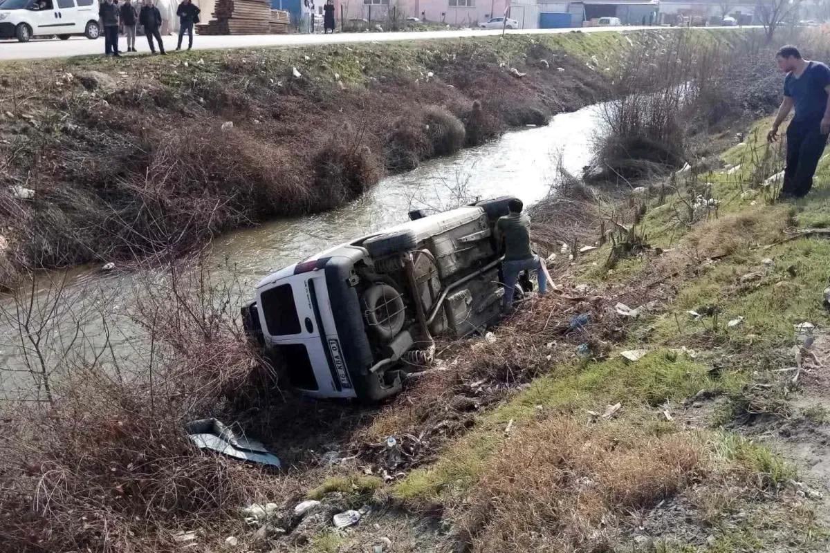 Kontrolden çıkan araç, dereye uçtu