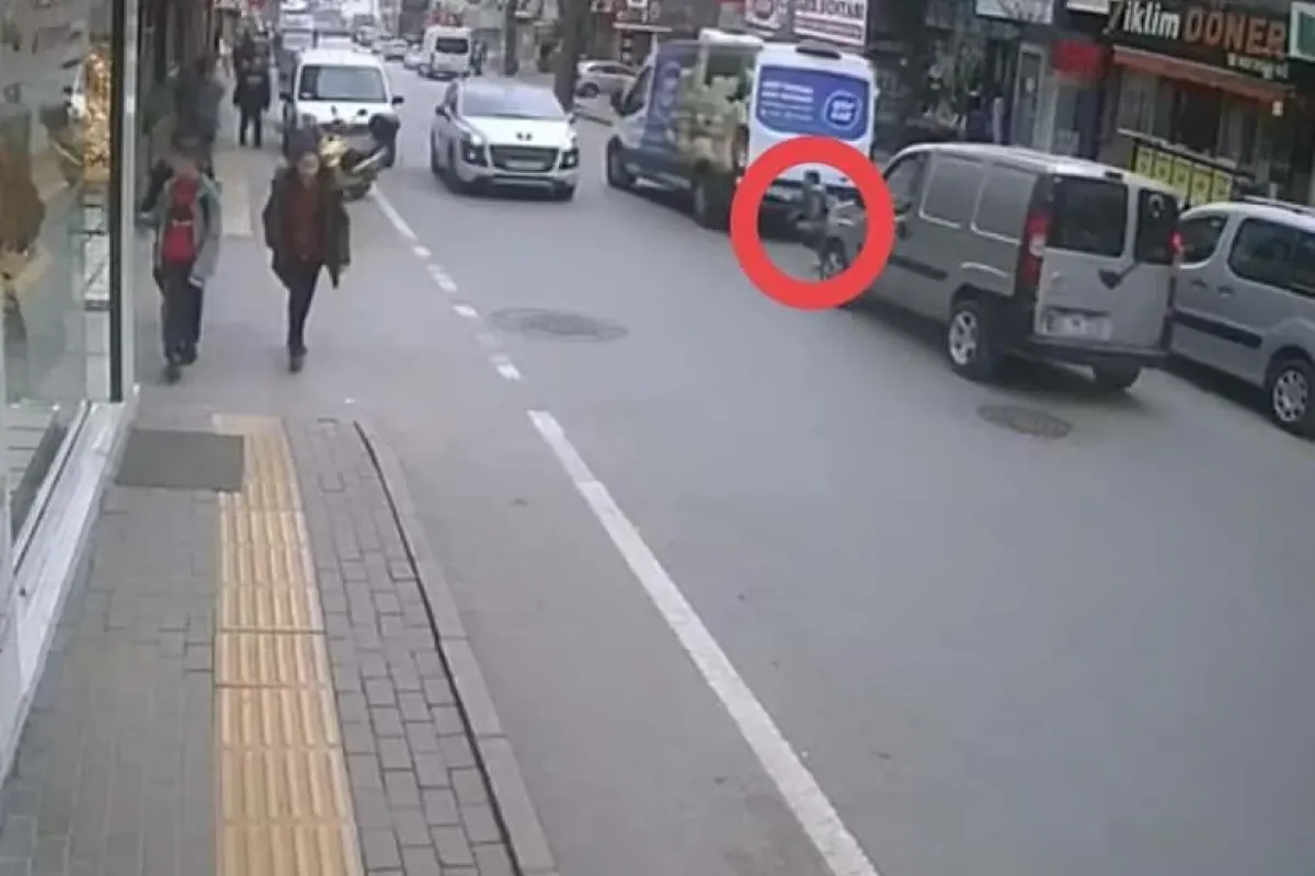 Yolun karşısına geçmek isteyen çocuğa otomobil çarptı