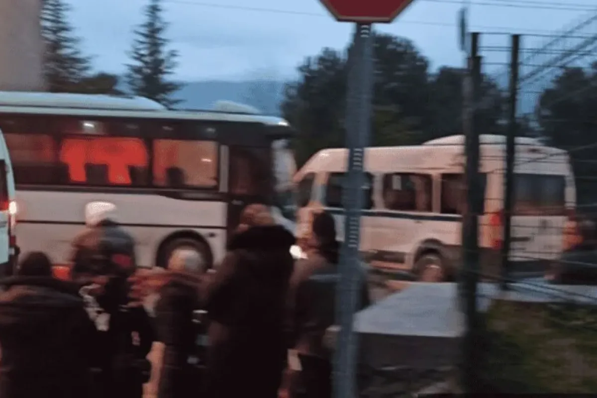 2 servis aracı çarpıştı; 3 kişi yaralandı