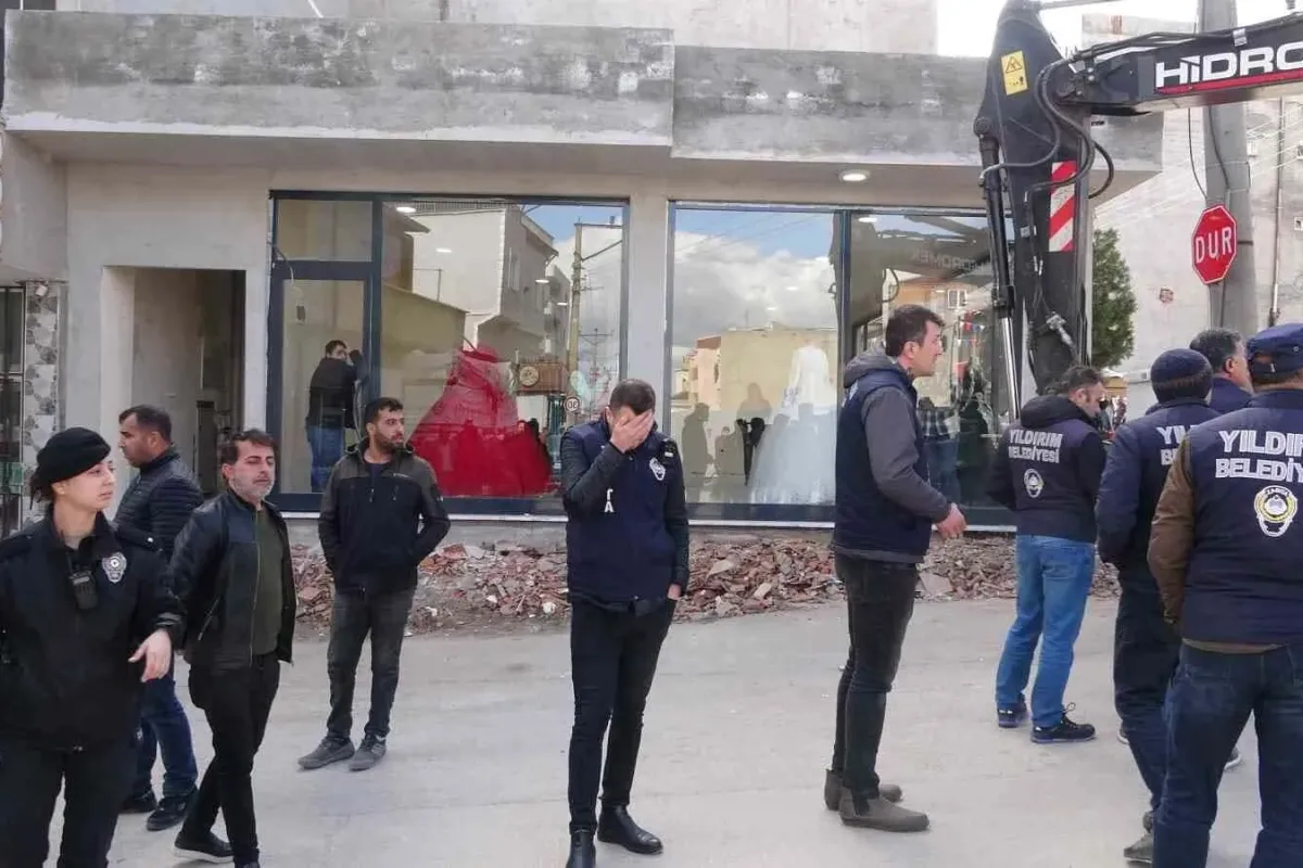 Yıkımı engellemek için kendilerini dükkana kilitlediler