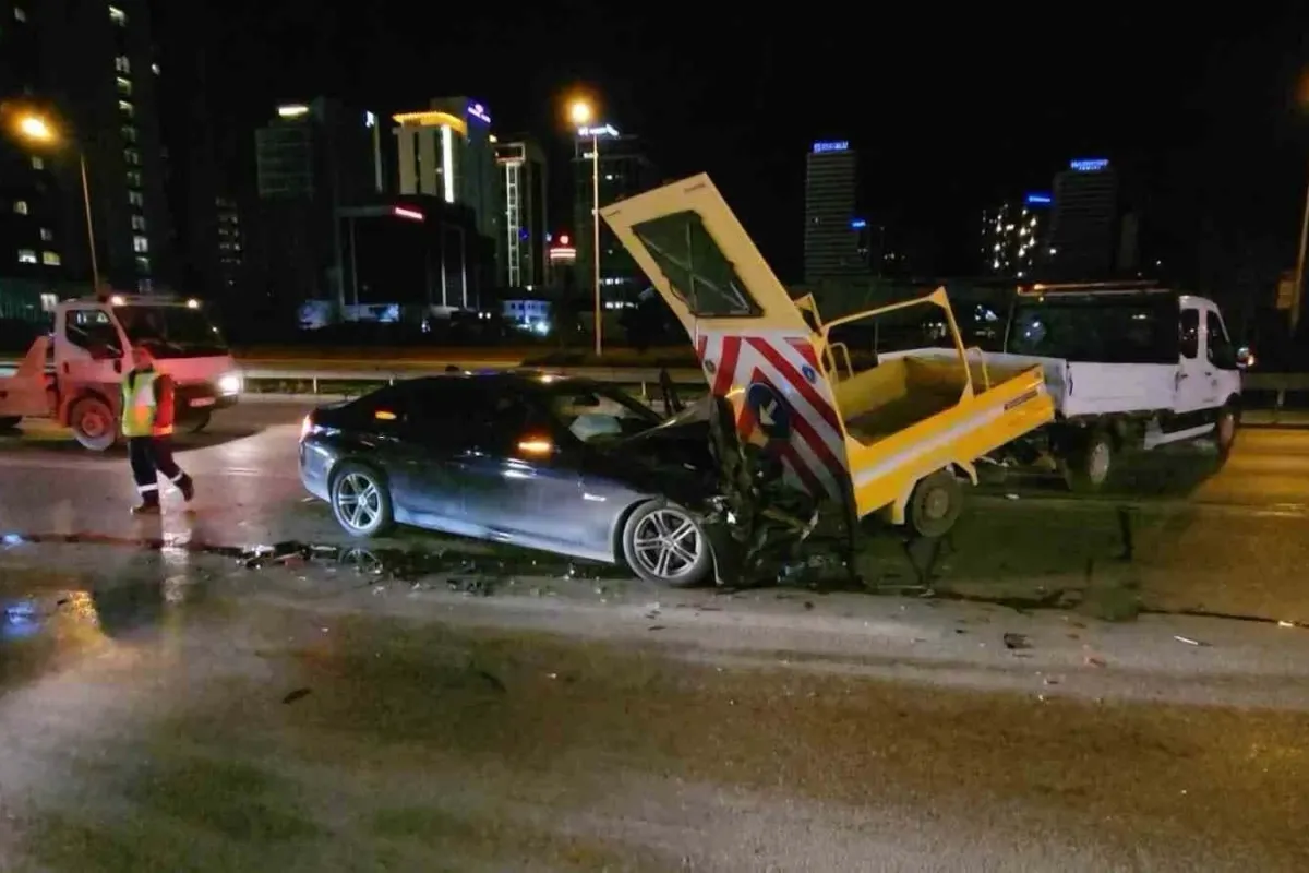 Lüks otomobil, yolda temizlik yapan belediye aracına çarptı : 2 yaralı