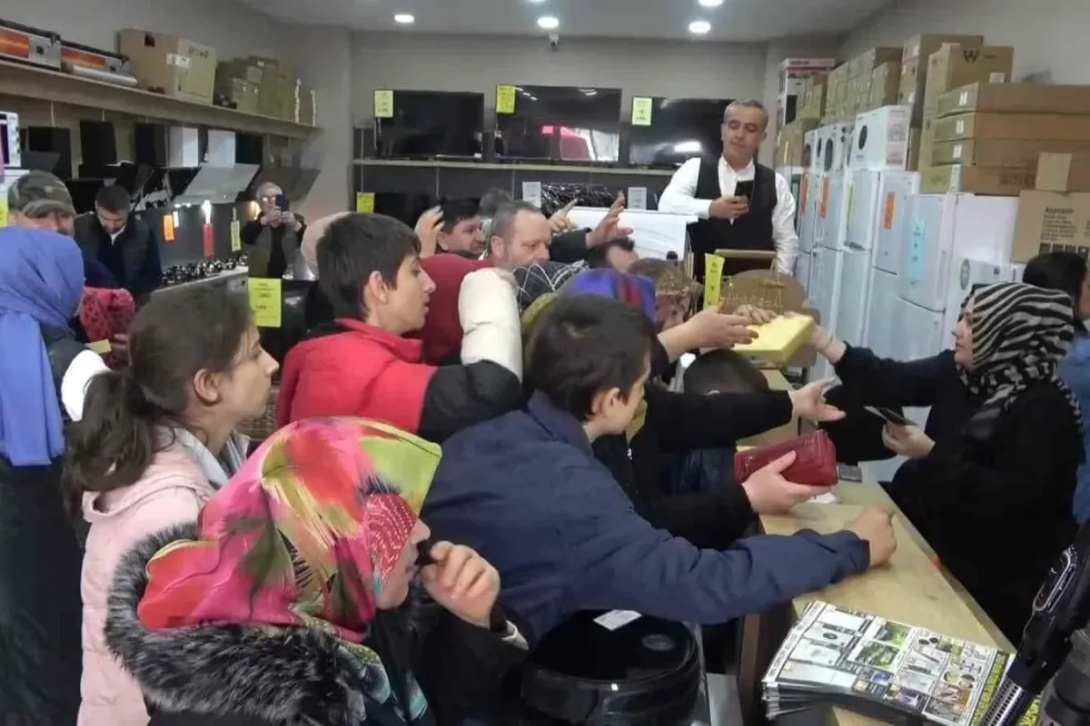 Bursada izdihamı önlemek için tek sıra yapan vatandaşlar uzun kuyruklar oluşturdu