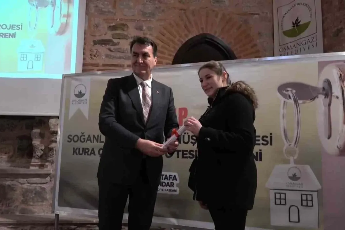 Osmangazide kentsel dönüşüm projesinde hak sahipleri tapularına kavuştu