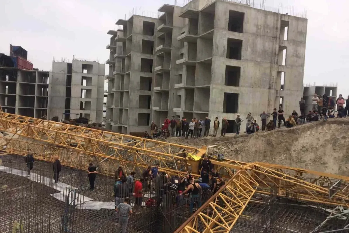 İnşaat şantiyesinde vinç devrildi: 1 kişi yaralandı