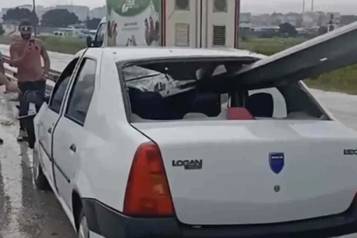 Kontrolden çıkan otomobil bariyerlere ok gibi saplandı