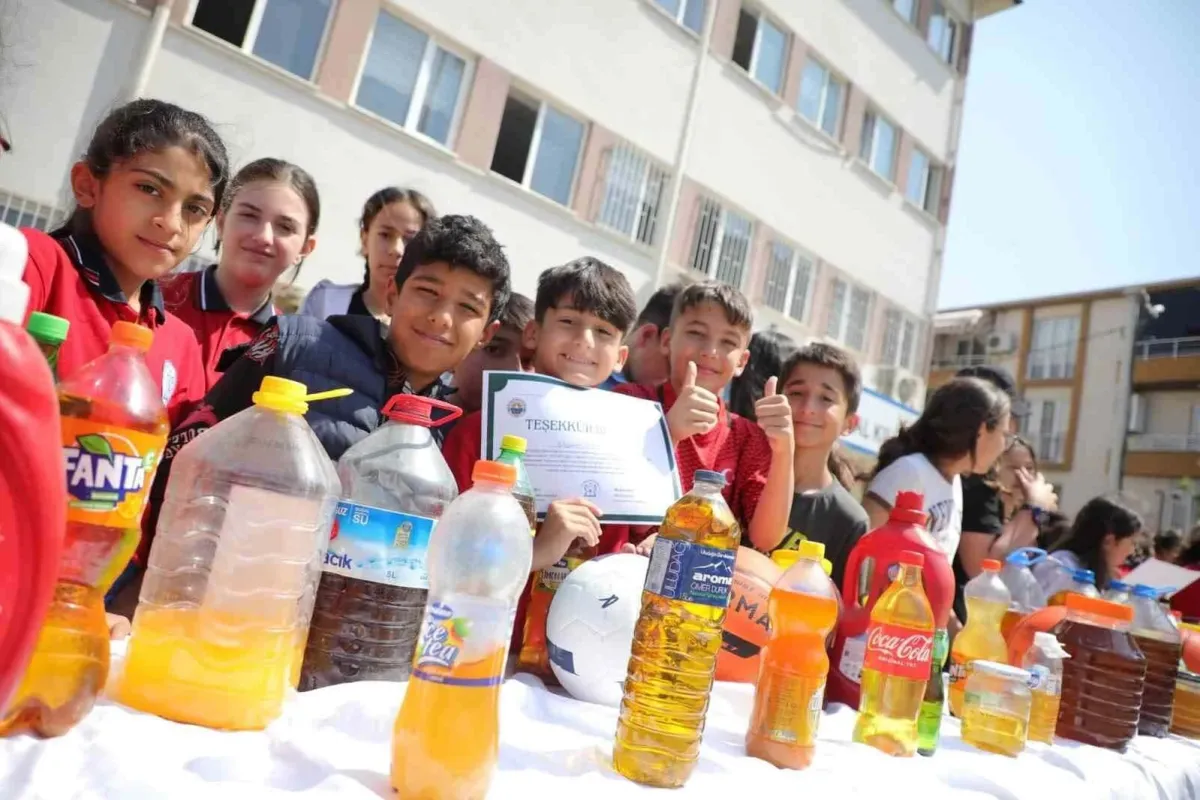 Gemlikte duyarlı öğrenciler körfezin kirlenmesini önlüyor