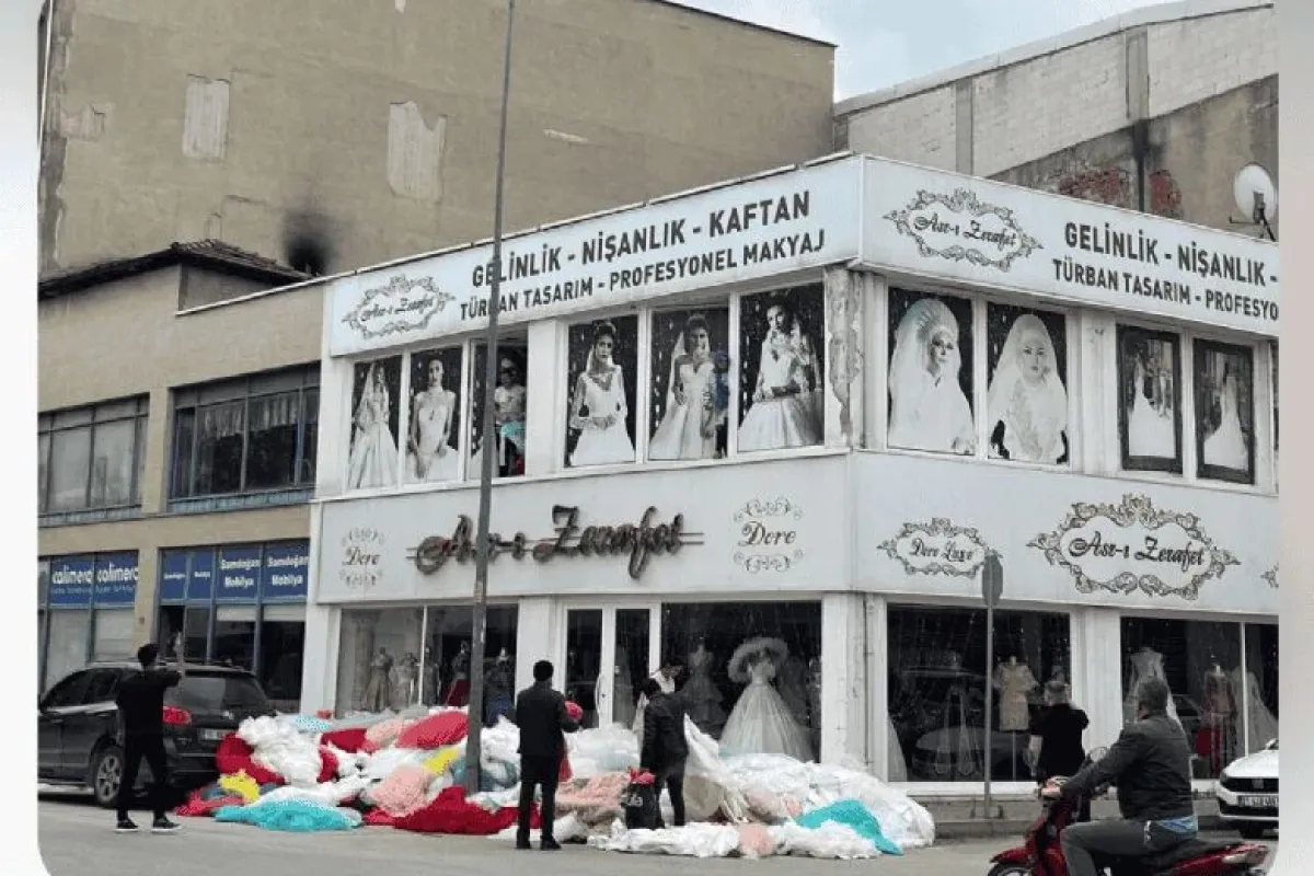 İhtiyaç sahipleri alsın diye gelinlikleri kapı önüne koydu